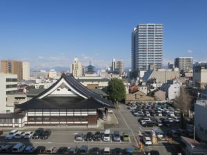 ドーミーイン富山 窓から見える景色 すぐ隣に真宗大谷派富山別院というお寺があります