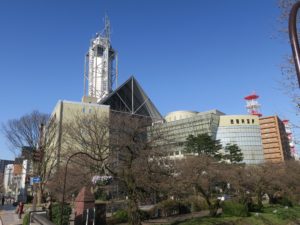 富山市役所 建物全景 タワーのような展望室があります