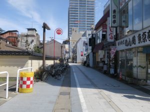 富山市 総曲輪 一歩路地を入ると飲食店が立ち並びます