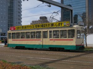 富山地方鉄道市内電車 7000型 全体 富山駅にて撮影