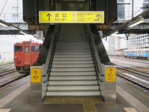 JR城端線 高岡駅 1番線・2番線 主に新高岡・城端方面に行く電車が発着します
