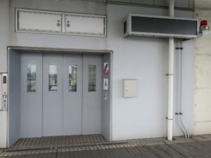 新湊大橋歩道 あいの風プロムナード 堀岡側エレベーター入り口