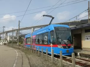 万葉線 MLRV1000形 ドラえもんトラム 全体 越ノ潟駅で撮影