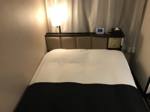 アパホテル 新宿 歌舞伎町タワー シングルルーム ベッド 枕が窓側にあります