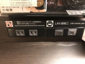 アパホテル 新宿 歌舞伎町タワー シングルルーム デスクのACコンセント 照明のスイッチ 有線LANポート