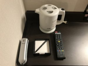 アパホテル 新宿 歌舞伎町タワー シングルルーム デスクの上 電話 電気ケトル テレビのリモコン