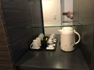 ホテルマイステイズ浜松町 スタンダードダブルルーム 玄関わきの棚 マグカップとグラス、電気ポットがあります
