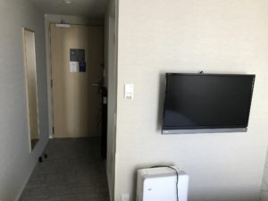 名鉄イン浜松町 シングルルーム 窓から玄関方向を撮影 液晶テレビと加湿空気清浄機があります