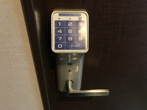 スーパーホテル 東京・芝 客室の扉のハンドル 暗証番号を入力する仕組みになっています