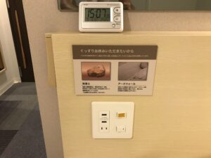 スーパーホテル 東京・芝 シングルルーム 枕元 照明のスイッチとACコンセント、USBポート、目覚まし時計があります