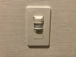 スーパーホテル 東京・芝 シングルルーム 扉の脇には人感センサーがあるだけです