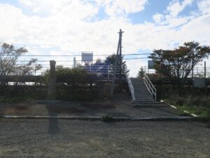 JR花咲線 東根室駅 ホームへの階段 駅舎はありません