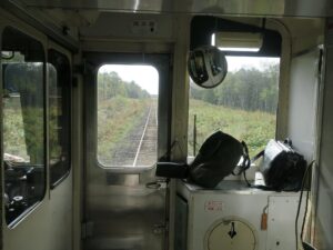 JR花咲線 上尾幌－尾幌 車内 列車は林の中を通ります