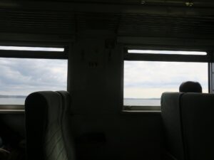 JR北海道 キハ54系 車内 厚岸－糸井沢 列車は海沿いを走ります