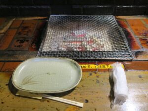 炉ばた 煉瓦 お魚は自分で焼く仕組みになっています