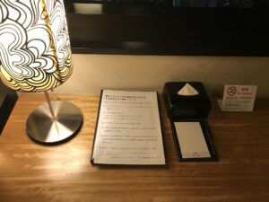 ホテル ヴィラフォンテーヌグランド東京田町 スーペリアクイーンルーム デスク上 明かりとティッシュがあります