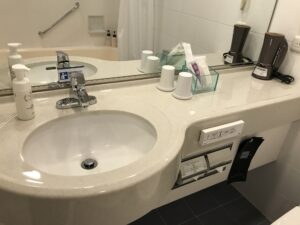 ホテル ヴィラフォンテーヌグランド東京田町 スーペリアクイーンルーム 洗面台 アメニティ類とドライヤーがあります