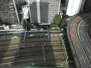 ホテル ヴィラフォンテーヌグランド東京田町 スーペリアクイーンルーム 西側のお部屋からはJR線の電車が見えます