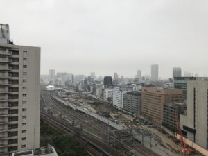 ホテル ヴィラフォンテーヌグランド東京田町 エレベーターホール 高輪ゲートウェイ駅とその周辺が見えます