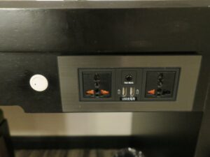 JRタワーホテル日航札幌 モデレートツイン デスク脇 照明のスイッチとACコンセント、USBポートがあります