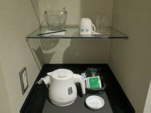 JRタワーホテル日航札幌 モデレートツイン 冷蔵庫の上 電気ポットとマグカップ、コップ、氷入れ、ティーバックとドリップ式コーヒーがあります