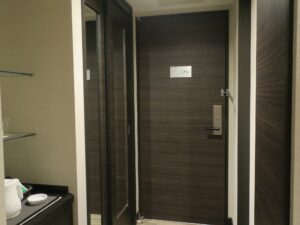 JRタワーホテル日航札幌 モデレートツイン 入り口 鏡が付いている扉の中は、クローゼットです