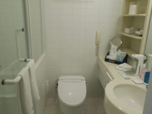 JRタワーホテル日航札幌 モデレートツイン トイレと洗面台、バスルーム