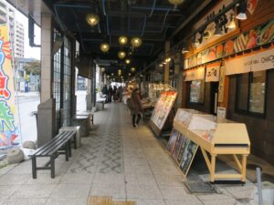 札幌 二条市場 大磯 店舗の前 海産物店が立ち並びます