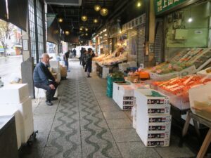 札幌 二条市場 海産物店が立ち並びます