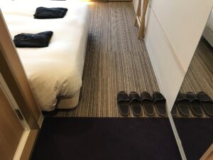 カンデオホテルズ東京新橋 ダブルルーム 入り口手前のカーペットが色違いになっています