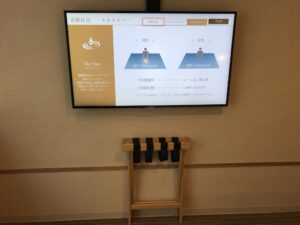 カンデオホテルズ東京新橋 ダブルルーム 壁掛け式の液晶テレビ