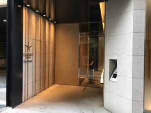 カンデオホテルズ東京新橋 玄関 夜間はカードキーをタッチしないと扉は開きません