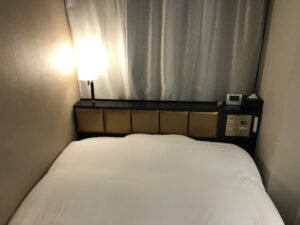 アパホテル 品川 泉岳寺駅前 シングルルーム ベッド 窓側に枕があります