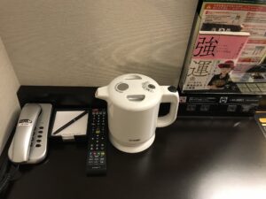 アパホテル 品川 泉岳寺駅前 シングルルーム デスク上 電話 メモ帳 テレビのリモコン 電気ポット ACコンセントがあります