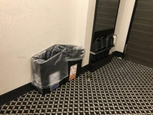 アパホテル 品川 泉岳寺駅前 シングルルーム 玄関脇 ゴミ箱とスリッパがあります