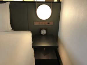 三井ガーデンホテル 汐留イタリア街 モデレートクイーン 枕元 明かりのスイッチとACコンセント、目覚まし時計があります