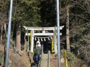 秩父市 聖神社 鳥居 初詣の人の行列ができています