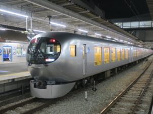 西武鉄道 001系 特急Laview 車両全体 所沢駅にて撮影