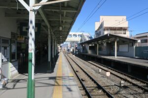 秩父鉄道御花畑駅 芝桜駅 ホーム 左が1番線 右が2番線 列車は原則として1番線を発着します