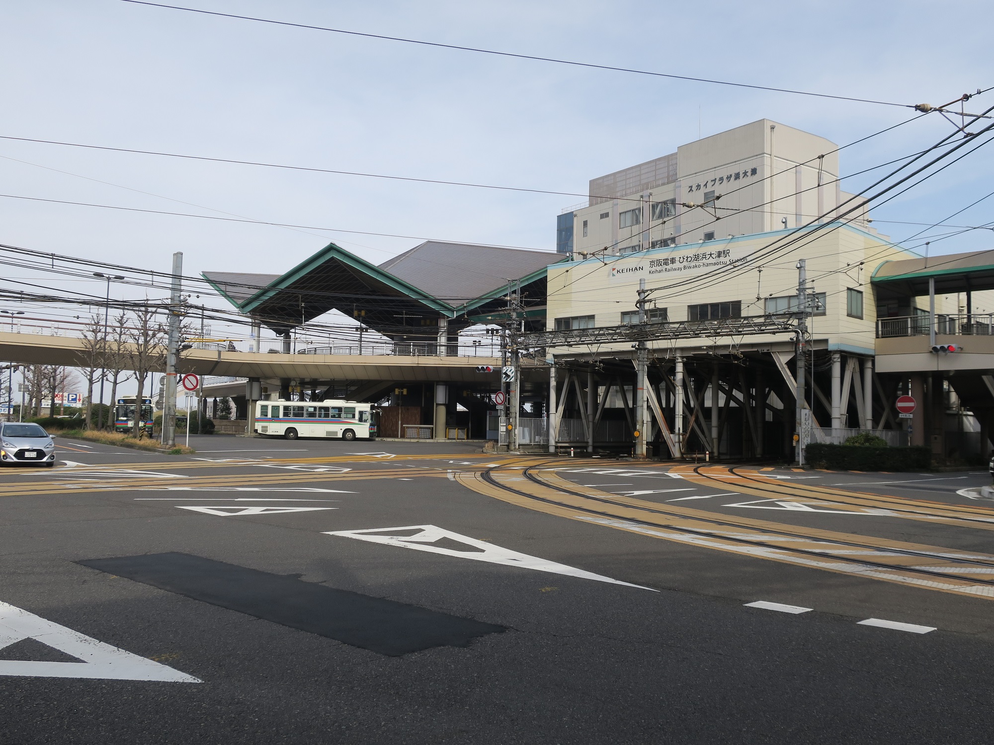 京阪石山坂本線 びわ湖浜大津駅 バスターミナルと駅舎 路面電車なのでホームの先は道路です