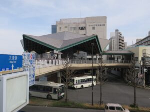 京阪京津線 びわ湖浜大津駅 バスターミナル 改札口とペテストリアンデッキでつながっています
