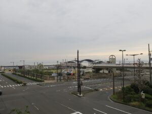大津港口交差点 先に大津港と琵琶湖が見えます