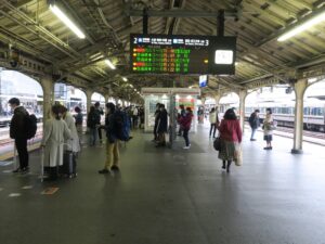 JR琵琶湖線 京都駅 2番線・3番線 主に琵琶湖線で大津・草津・米原・近江塩津方面に行く列車と、湖西線で大津京・近江今津・敦賀方面に行く列車が発着します