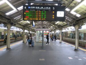 JR京都線 京都駅 4番線・5番線 主に大阪・神戸・明石・姫路方面に行く列車が発着します