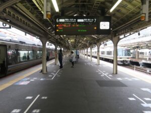 JR京都線 6番線・7番線 主に鳥取方面に行く特急はくとと、大阪方面に行く特急サンダーバードが発着します