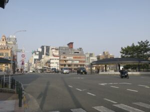 京都市 四条大橋交差点 京阪電車の祇園四条駅は、この付近の地下にあります