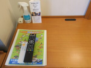 ホテルテトラ大津．京都 シングルルーム デスク回り ACコンセントと有線LANコネクタがあります