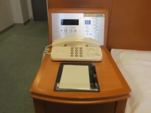ホテルテトラ大津．京都 シングルルーム 枕元 時計、エアコン・照明のスイッチ、電話があります