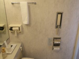 ホテルテトラ大津．京都 シングルルーム バスルームのドライヤーと受話器