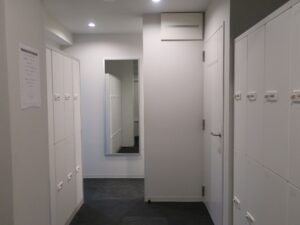 TSUKIMI HOTEL ロッカールーム 左がシャワー室 右がベッドルームと物置、トイレです